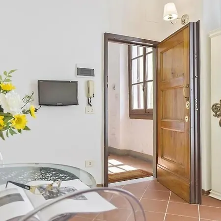Ur-nest Window On Arno Apartment Florence